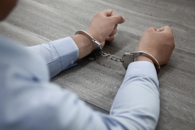 Верка Сердючка поет, Харьковский считает выручку, а Исаев отдыхает: хроника одного обналичивания